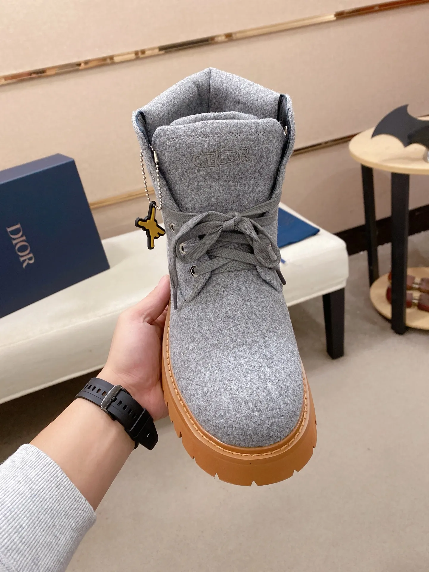 Factory price: 560💰[Dior·Dior] New casual high-top men's shoes, new spring and summer design, perfect workmanship, lace-up lazy style to create cabinet quality, upper: imported first-layer cowhide, high-grade sheepskin lining soft and comfortable, ultra-light TPU wear-resistant outsole, simple, versatile fashion men's shoes, excellent color code number 38-44. Customized at 45.46